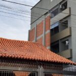 muro-gigante-de-casa-que-bloqueia-visao-de-predio-ao-lado-em-mg-viraliza-nas-redes-conheca-historia